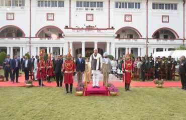 राष्ट्रगान के लिए ध्यान की मुद्रा में माननीय राज्यपाल।