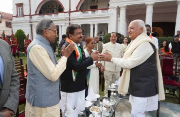 कार्यक्रम में माननीय राज्यपाल माननीय गणमान्य व्यक्तियों से मुलाकात करते हुए।