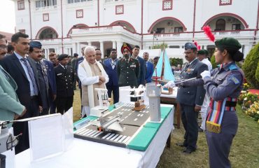 माननीय राज्यपाल एनसीसी द्वारा प्रदर्शित स्टालों का अवलोकन करते हुए।