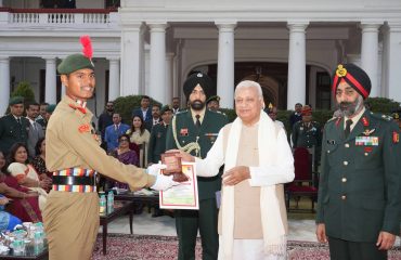 माननीय राज्यपाल ने कैडेटों को सम्मानित किया।