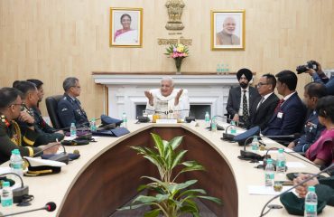 राष्ट्रीय रक्षा महाविद्यालय के अध्ययन दल ने राजभवन में माननीय राज्यपाल से मुलाकात की।