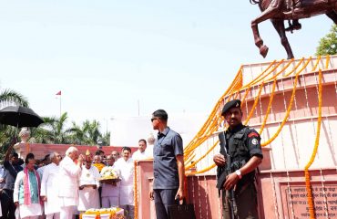 Honorable Governor bowed to Veer Kunwar Singh on the occasion of Vijay Diwas.