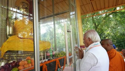 Honorable Governor offered prayers to Lord Buddha.