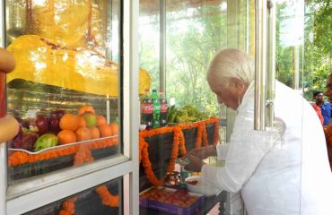 Honorable Governor offered prayers to Lord Buddha.