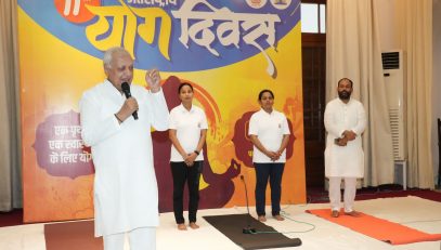 Honorable Governor interacting with participants.