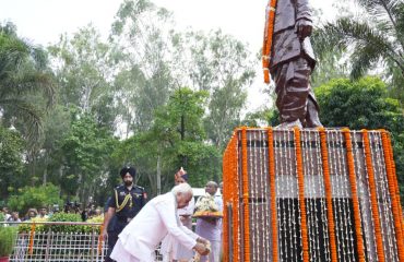 Honorable Governor paid tributes to former Chief Minister Late Satyendra Narayan Sinha on his birth anniversary.