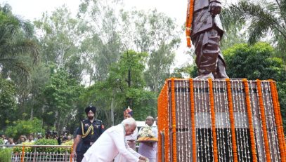 Honorable Governor paid tributes to former Chief Minister Late Satyendra Narayan Sinha on his birth anniversary.
