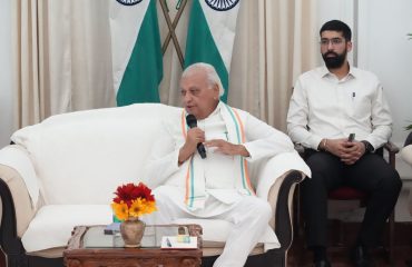 Honorable Governor interacting with the delegation of young political leaders from Sri Lanka.