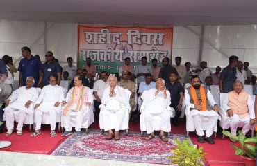 माननीय राज्यपाल महोदय अन्य गणमान्य व्यक्तियों के साथ।