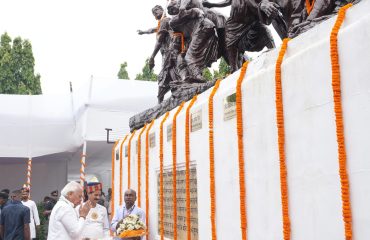 माननीय राज्यपाल ने शहीद दिवस के अवसर पर अमर शहीदों को श्रद्धांजलि अर्पित की।
