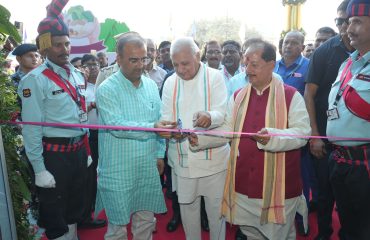 माननीय राज्यपाल फीता काटते हुए।