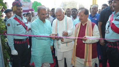 माननीय राज्यपाल फीता काटते हुए।