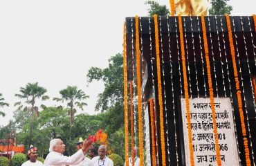 माननीय राज्यपाल ने स्वर्गीय लाल बहादुर शास्त्री की जयंती के अवसर पर उनकी प्रतिमा पर माल्यार्पण किया।