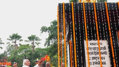 माननीय राज्यपाल ने स्वर्गीय लाल बहादुर शास्त्री की जयंती के अवसर पर उनकी प्रतिमा पर माल्यार्पण किया।