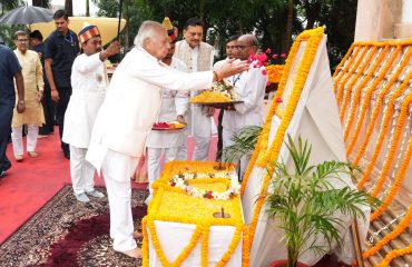 माननीय राज्यपाल ने गांधी जयंती के अवसर पर गांधी मैदान में बापू की प्रतिमा पर माल्यार्पण किया।