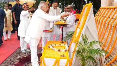 माननीय राज्यपाल ने गांधी जयंती के अवसर पर गांधी मैदान में बापू की प्रतिमा पर माल्यार्पण किया।