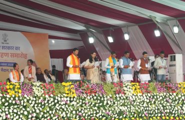 माननीय राज्यपाल ने माननीय मंत्रियों को शपथ दिलाई।