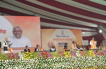 माननीय राज्यपाल ने माननीय मंत्री को शपथ दिलाई।