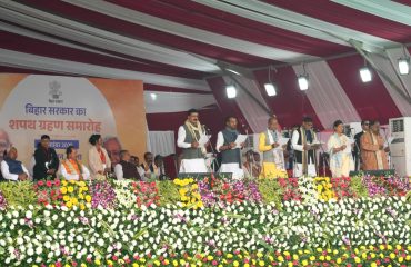 माननीय राज्यपाल ने माननीय मंत्रियों को शपथ दिलाई।