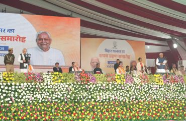 माननीय राज्यपाल ने माननीय मुख्यमंत्री को शपथ दिलाई।