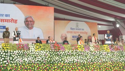 माननीय राज्यपाल ने माननीय मुख्यमंत्री को शपथ दिलाई।