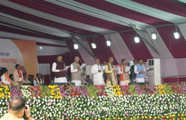 माननीय राज्यपाल ने माननीय मंत्रियों को शपथ दिलाई।