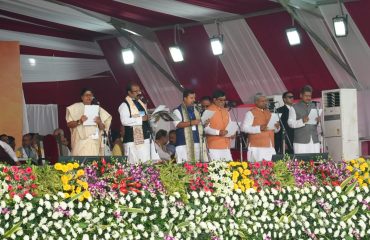 माननीय राज्यपाल ने माननीय मंत्रियों को शपथ दिलाई।