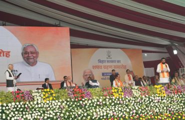 माननीय राज्यपाल ने माननीय मंत्री को शपथ दिलाई।