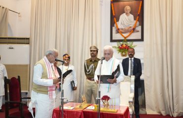 माननीय राज्यपाल ने श्री नरेन्द्र नारायण यादव को प्रोटेम स्पीकर के पद की शपथ दिलाई।