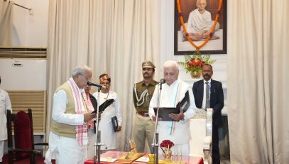 माननीय राज्यपाल ने श्री नरेन्द्र नारायण यादव को प्रोटेम स्पीकर के पद की शपथ दिलाई।