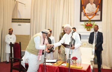 माननीय राज्यपाल ने श्री नरेन्द्र नारायण यादव को प्रोटेम स्पीकर के पद की शपथ दिलाई।