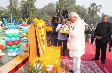 माननीय राज्यपाल ने भारत रत्न डॉ. राजेंद्र प्रसाद को नमन किया।