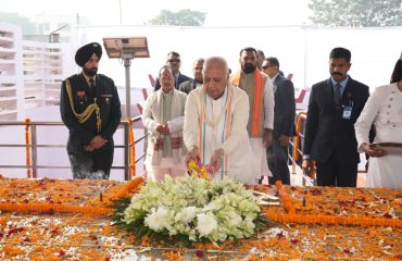 माननीय राज्यपाल ने डॉ. राजेंद्र प्रसाद को पुष्पांजलि अर्पित की।