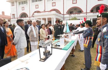 माननीय राज्यपाल एनसीसी द्वारा प्रदर्शित स्टालों का अवलोकन करते हुए।