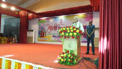 कार्यक्रम में लोगों को संबोधित करते माननीय राज्यपाल।