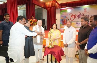 माननीय राज्यपाल ने दीप प्रज्वलन द्वारा कार्यक्रम का उद्घाटन किया।