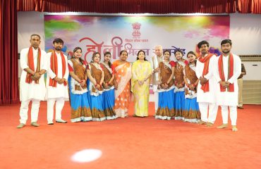 ग्रुप फोटोग्राफ।