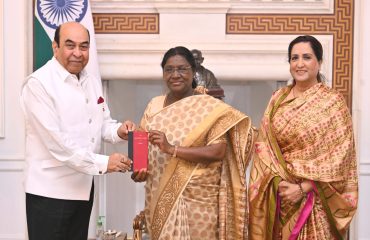 माननीय राज्यपाल ने माननीय राष्ट्रपति से शिष्टाचार मुलाकात की।