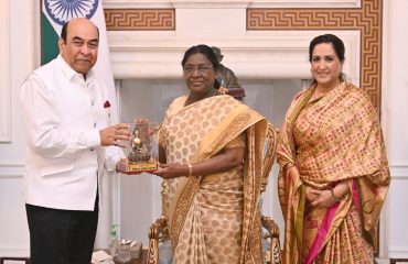 माननीय राज्यपाल ने माननीय राष्ट्रपति से शिष्टाचार मुलाकात की।