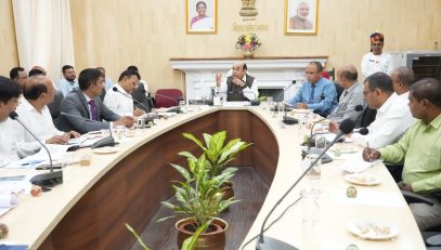 माननीय राज्यपाल ने पथ निर्माण विभाग के कार्यों के बारे में जानकारी प्राप्त की।