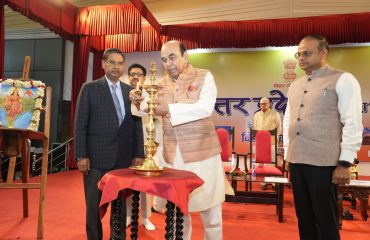 माननीय राज्यपाल ने दीप प्रज्वलन द्वारा कार्यक्रम का उद्घाटन किया।