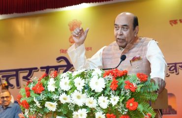 कार्यक्रम में लोगों को संबोधित करते माननीय राज्यपाल।