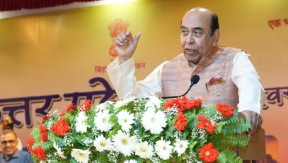 कार्यक्रम में लोगों को संबोधित करते माननीय राज्यपाल।