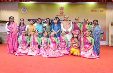 ग्रुप फोटोग्राफ।