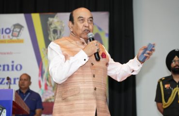 कार्यक्रम में लोगों को संबोधित करते माननीय राज्यपाल।