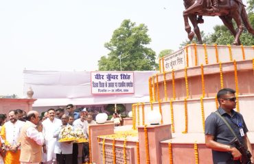 Honorable Governor bowed to Veer Kunwar Singh on the occasion of Vijay Diwas.