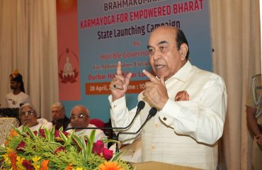 कार्यक्रम में लोगों को संबोधित करते माननीय राज्यपाल।