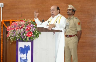 कार्यक्रम में लोगों को संबोधित करते माननीय राज्यपाल।