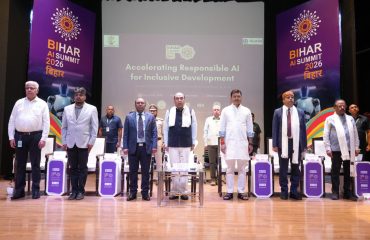 कार्यक्रम में लोगों को संबोधित करते माननीय राज्यपाल।