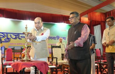 माननीय राज्यपाल ने दीप प्रज्वलन द्वारा कार्यक्रम का उद्घाटन किया।